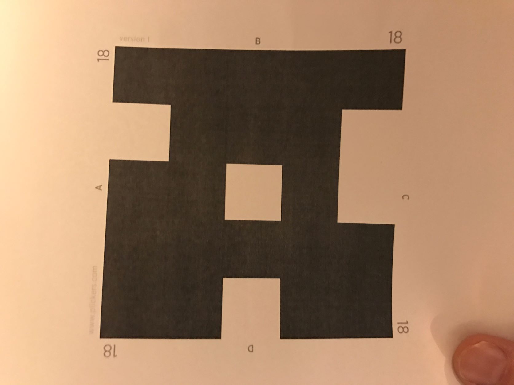 Eine Codekarte, die die Ziffer 18 aufgedruckt hat, und die Buchstaben A, B, C und D jeweils an den Kanten des Codes